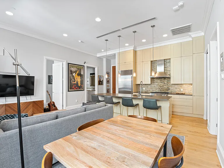421 Chestnut St #404 — Photo 8