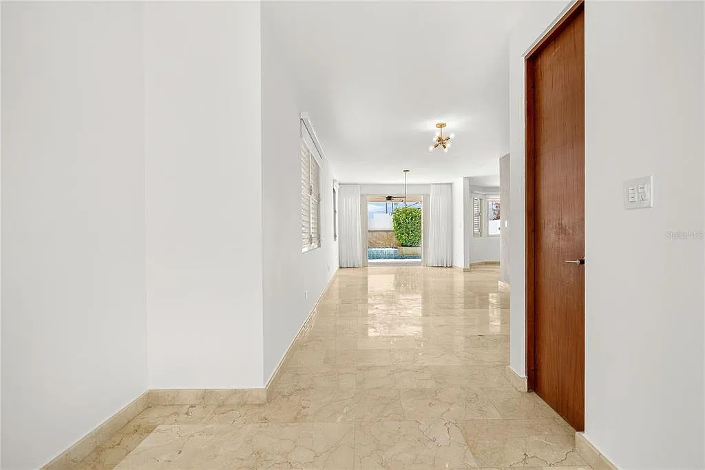 4 bed, 4.0 bath, 2800 sqft, $4,300 — Photo 2