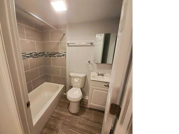 4th image of 917 W Dauphin St #2