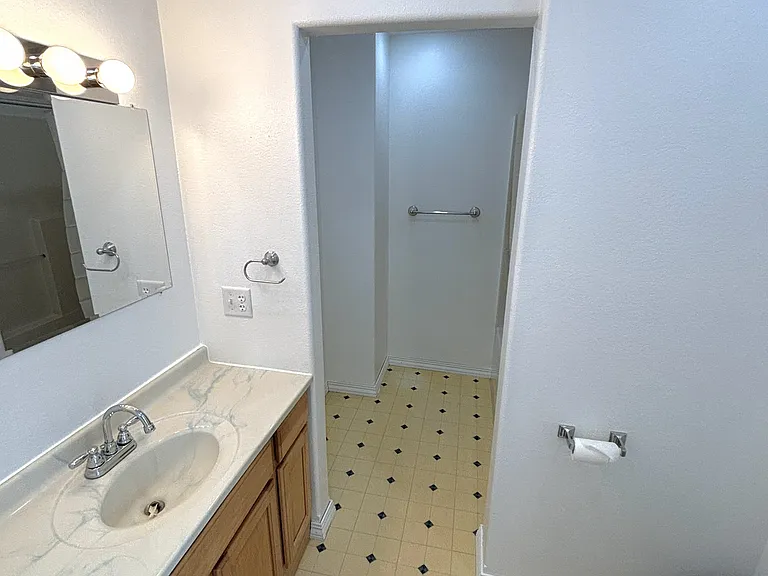 121 E Melvin Ave — Photo 16