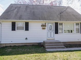 301 9th Ave, Hiawatha, IA 52233