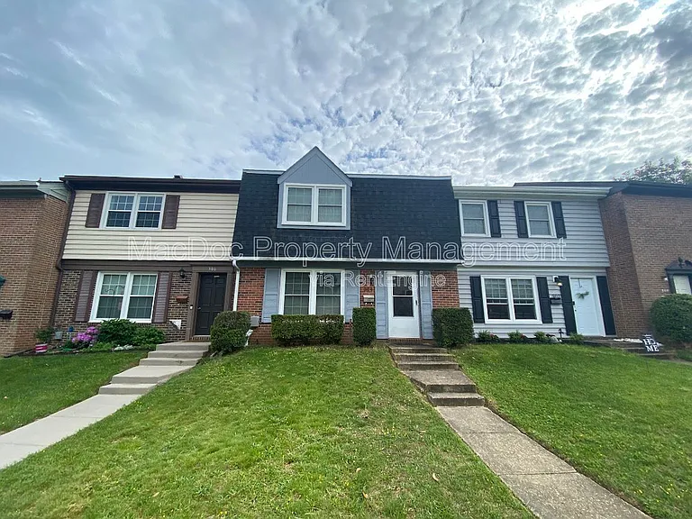 304 Garfield Ct — Photo 1