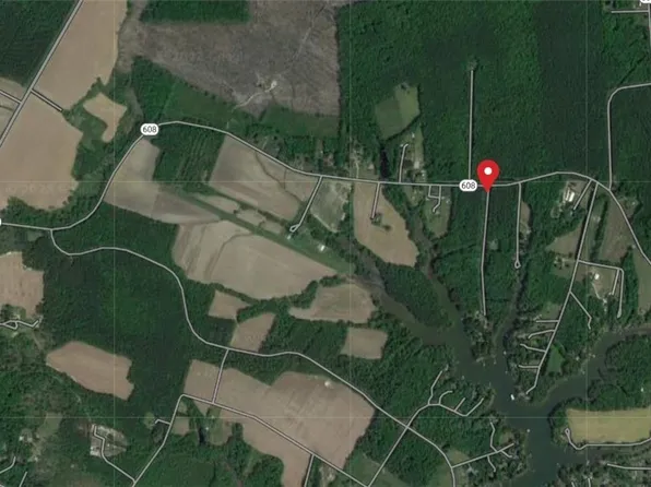 7 Indian Pointe Dr #7, Kilmarnock, VA 22482