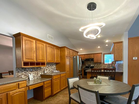 5th image of 3920 Sequoia Dr.