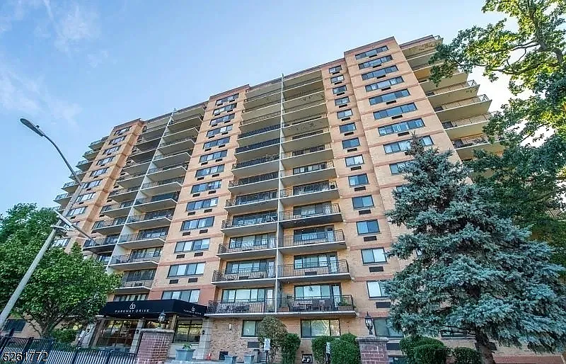 60 Parkway Dr E #12J