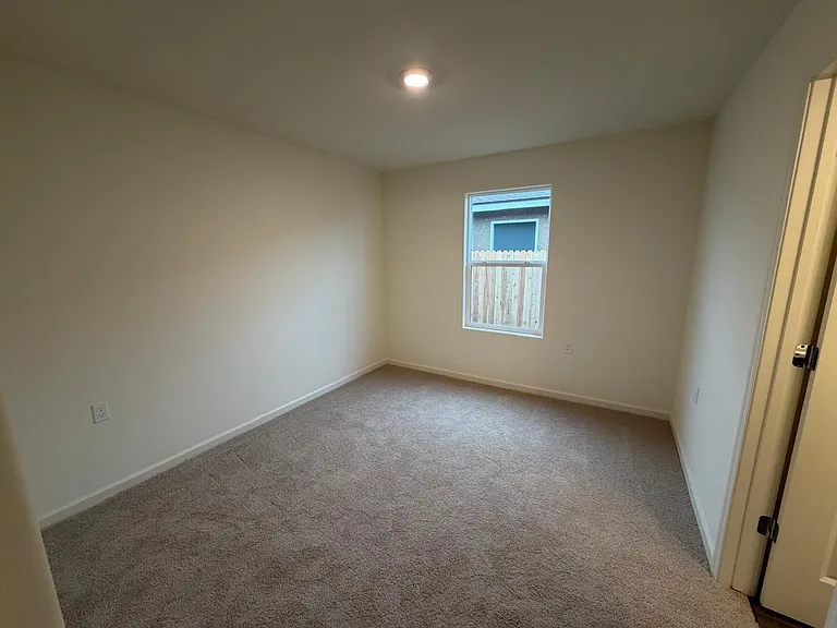 687 Skyler Ln — Photo 6