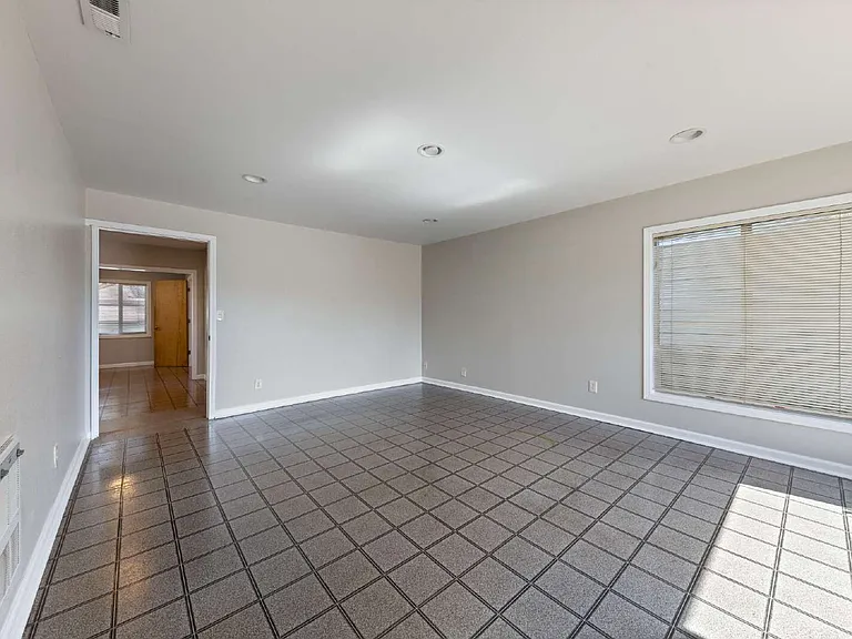 1027 NE 3rd St — Photo 5