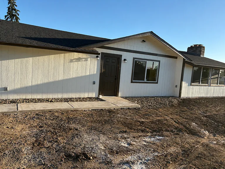 1460 Cascade Dr — Photo 1