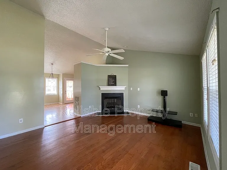 108 Patricia Dr — Photo 4
