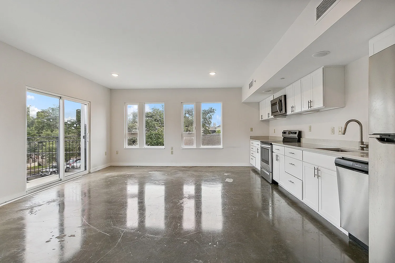 Sunny 1-Bed with Private Balcony + In-Unit Laundry in Heart of New Orleans — Photo 1