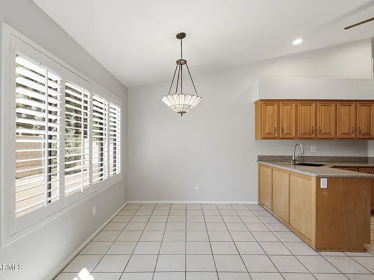 225 W Vera Ln — Photo 9
