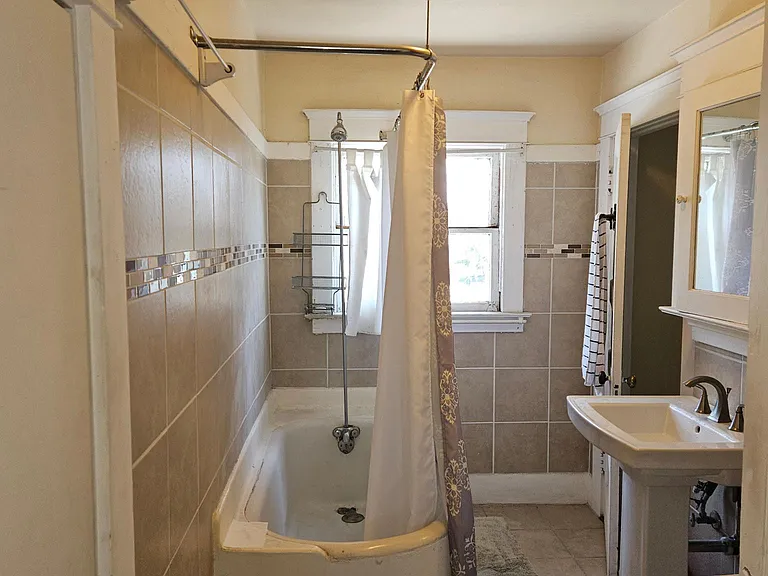 1424 W 37th Dr #UPSTAIRS — Photo 2