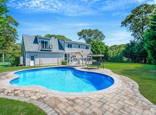 8 Paynes Ln, East Quogue, NY 11942