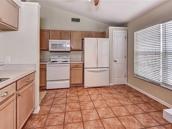 3rd image of 414 Berwick Cir