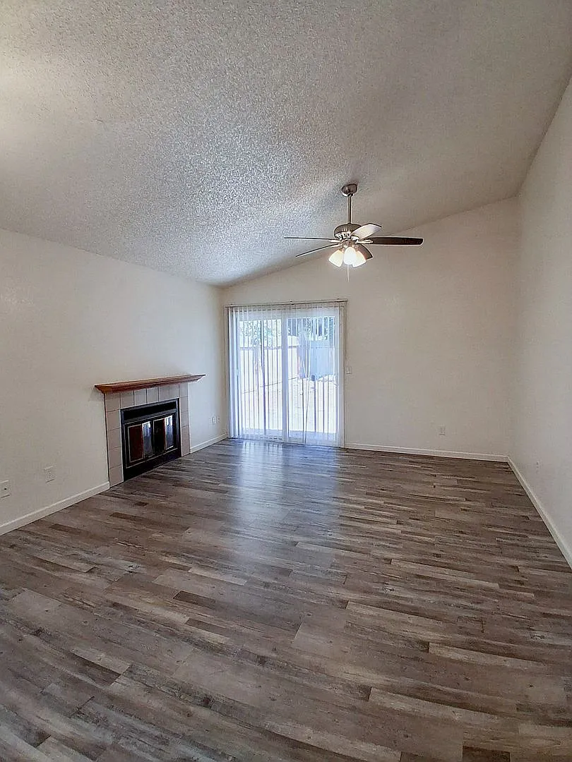 Special: Half Off First Month's Rent! Single Level 3 Br Home W/ 2-Car Garage & Backyard! — Photo 3