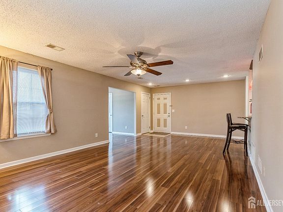 5th image of 7 Seattle Ct Unit 8
