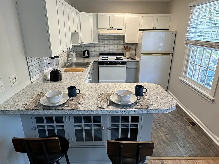921 Summit Ave — Photo 3