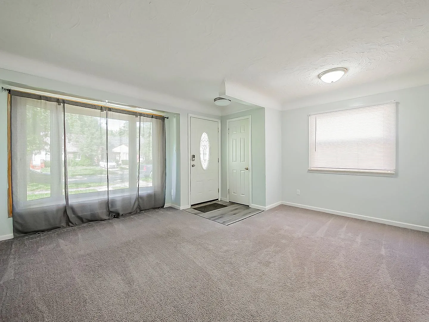 Charming 3-Bedroom Home with 2-Car Garage & Fenced Backyard — Photo 3