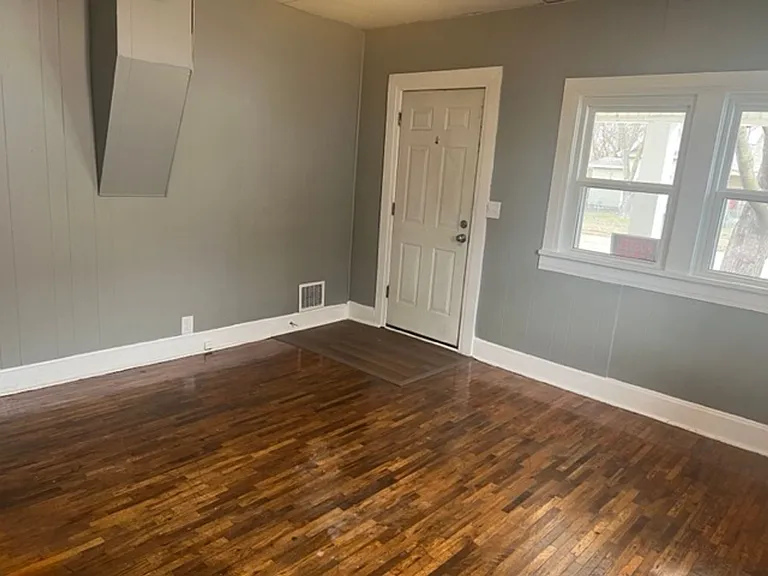 1700 W Chestnut St — Photo 2