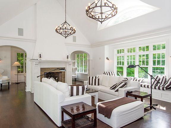 4th image of 40 Deep Wood Ln
