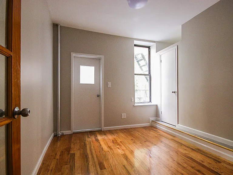 622 E 11th St #3 — Photo 4