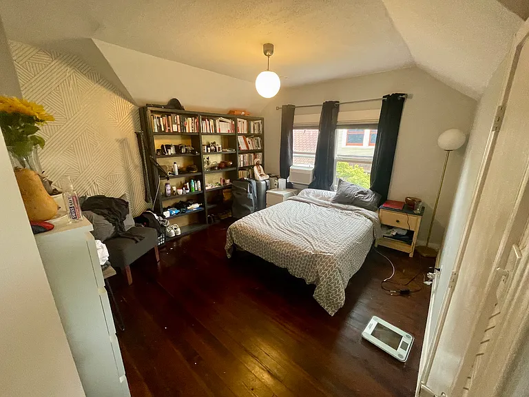 Second upstairs bedroom