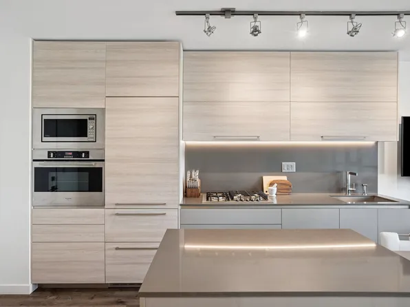 4488 Juneau St #802, Burnaby, BC V5C 4C4