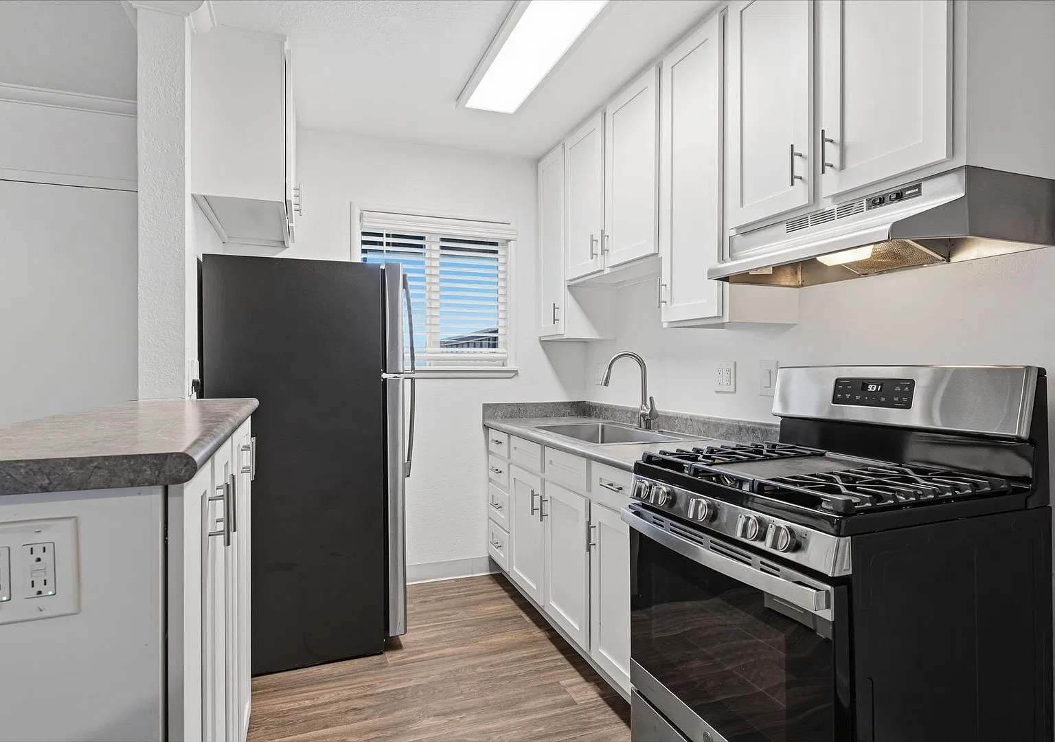 Bright 1BR/1BA Near Civic Center SMART Station in North San Rafael — Photo 4