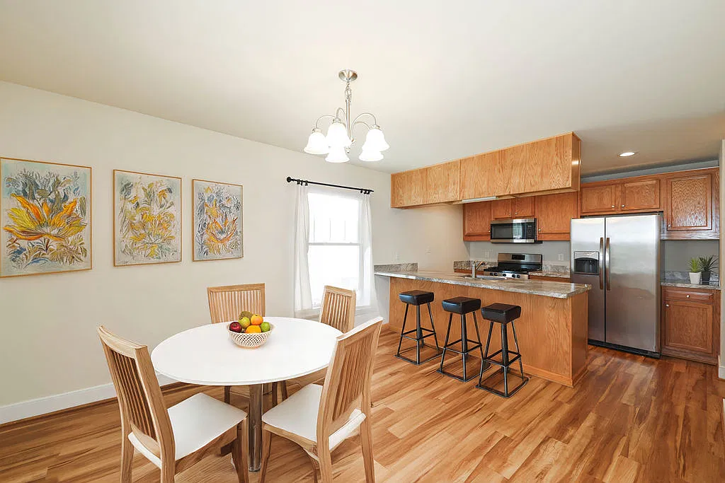 3 bed, 2.5 bath, 1400 sqft, $1,700 — Photo 3