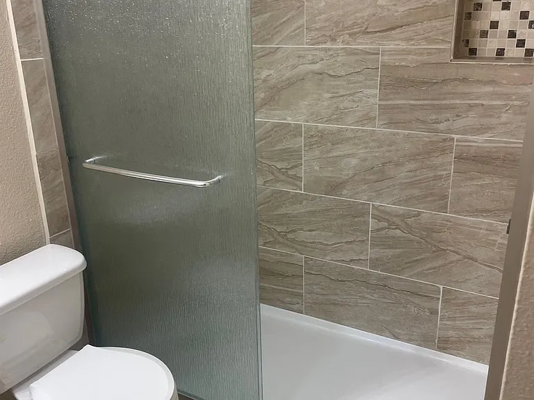 400 W 35th St #202 — Photo 14