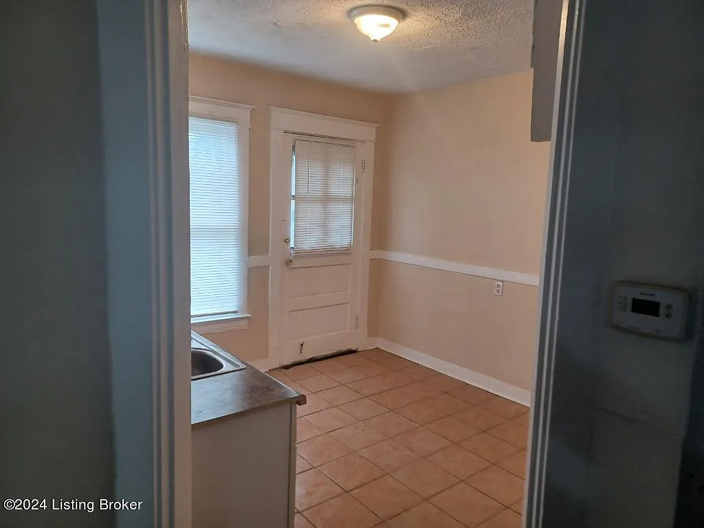 3 bed, 1.0 bath, 900 sqft, $1,100 — Photo 4