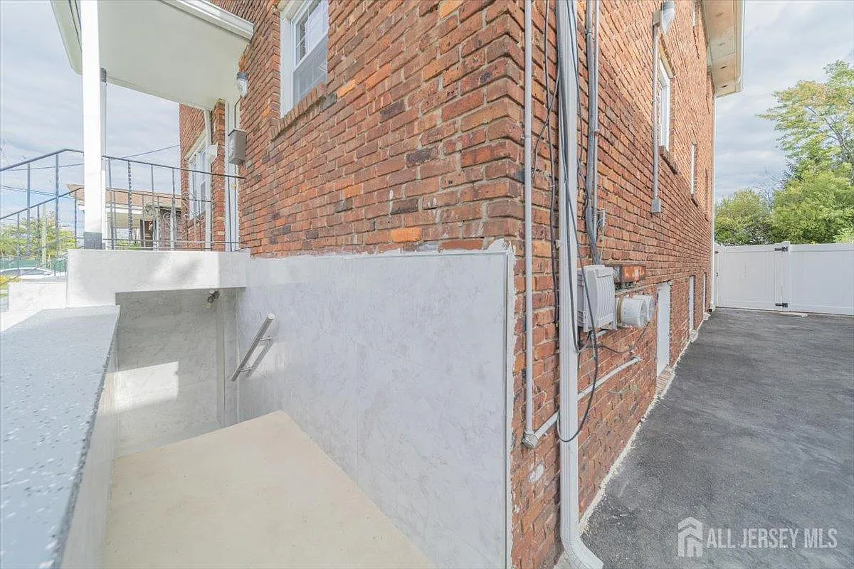 5 bed, 2.0 bath, 1976 sqft, $4,200 — Photo 3