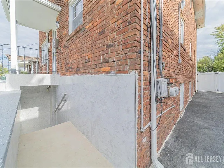 54 Bergen St #1 — Photo 3