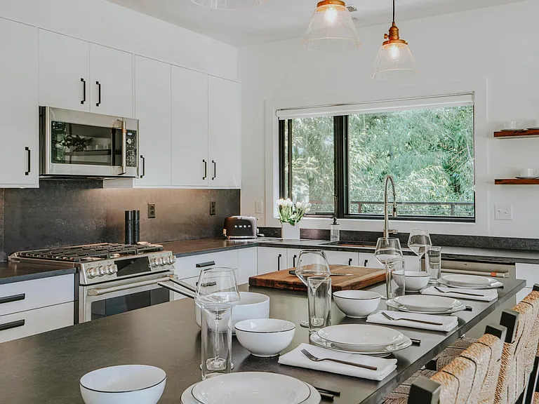 401 E Peach St — Photo 4