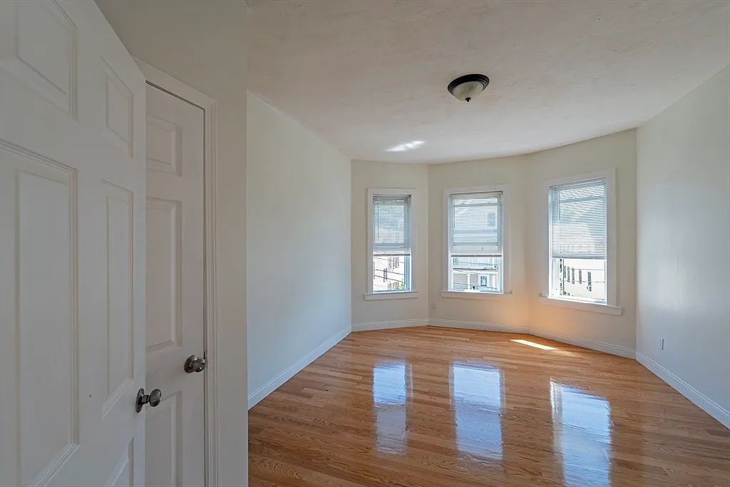 3 bed, 1.0 bath, 1075 sqft, $3,300 — Photo 3
