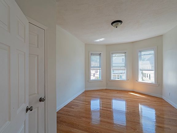 3rd image of 77 Nightingale St Floor 3