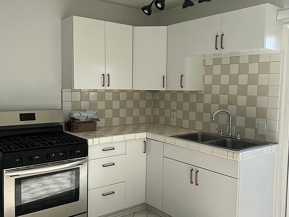 4th image of 1920 Grace Ave APT D