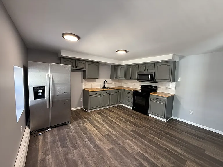 116 E 2nd St — Photo 8
