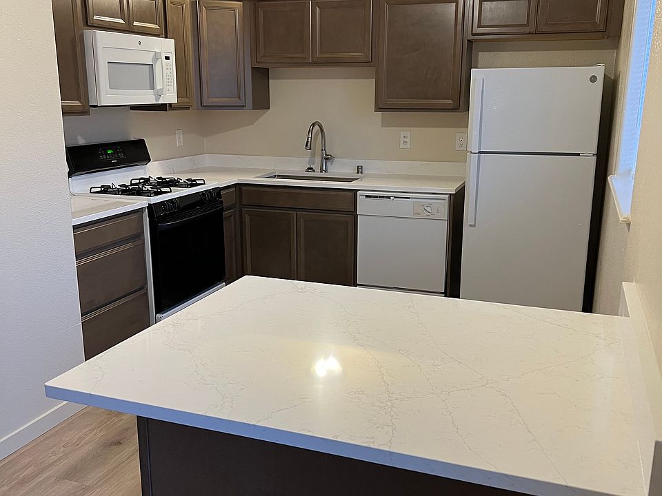 Kitchen, island with bar countertop