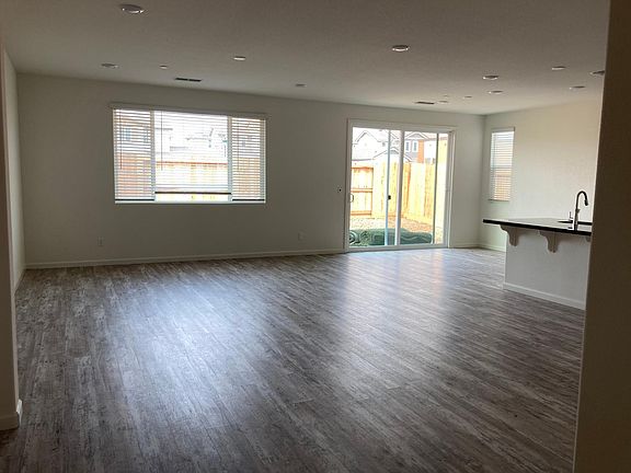 5th image of 366 Hibiscus St