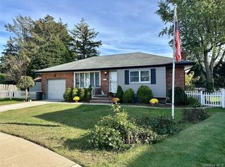 8 Park Ct, Plainview, NY 11803