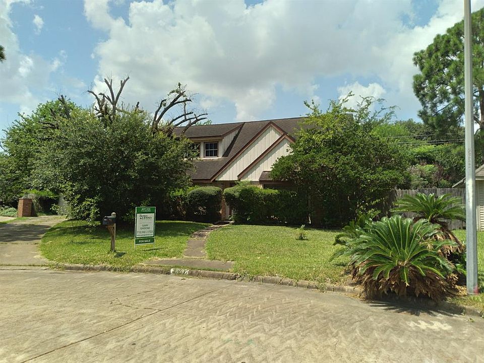 Located in the cul-de-sac is a home with a large yard. This home is ready for your custom touches to make it your own! One of the largest homes in the neighborhood you will enjoy all the space the home has to offer.