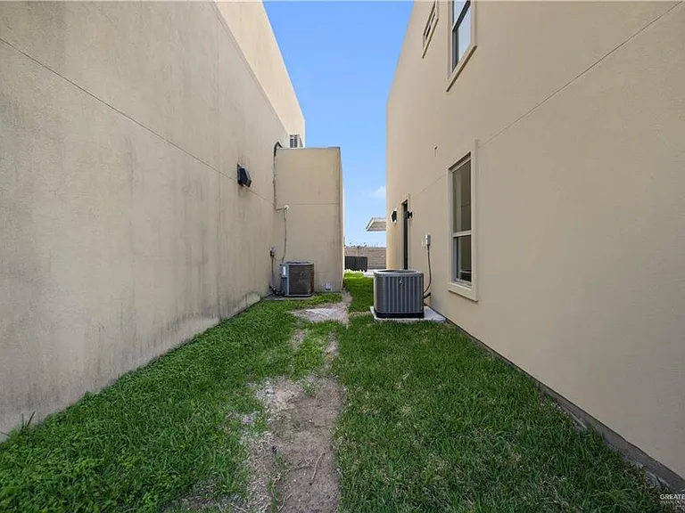 1220 E Camellia Ave — Photo 19