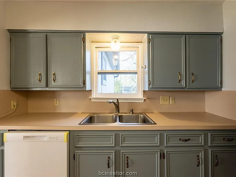 704 Edgemore Dr — Photo 14