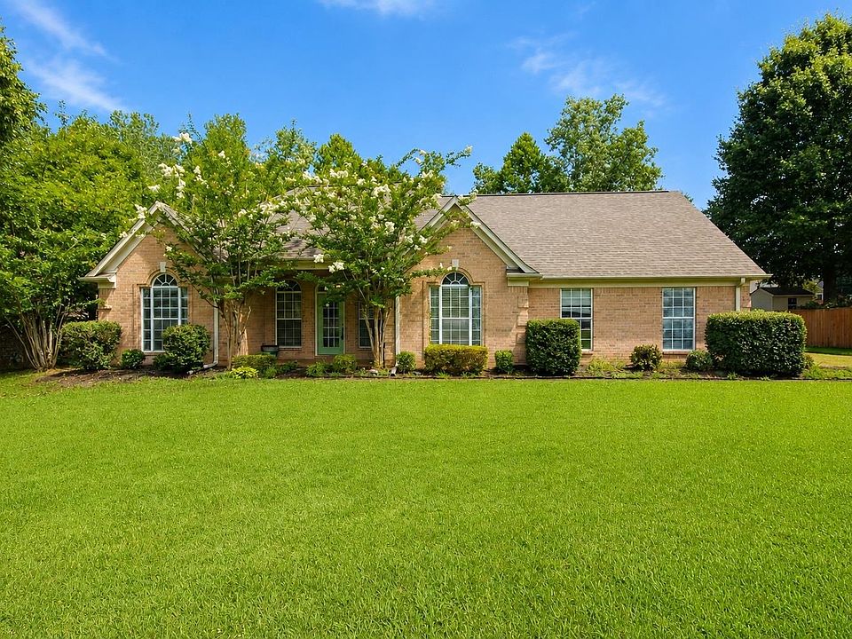 1st image of 20 Country Brook Dr