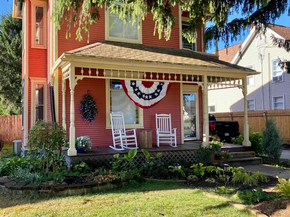 705 E Main St, Mount Horeb, WI 53572