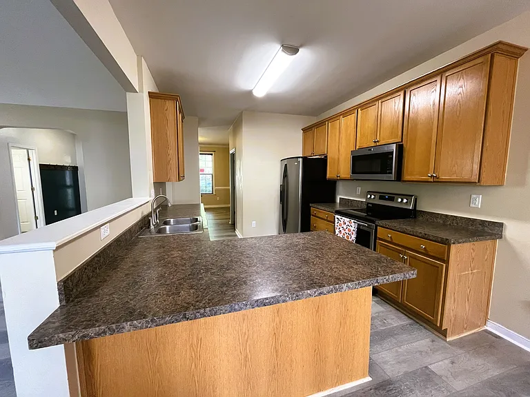 410 Queensbury Ln — Photo 5