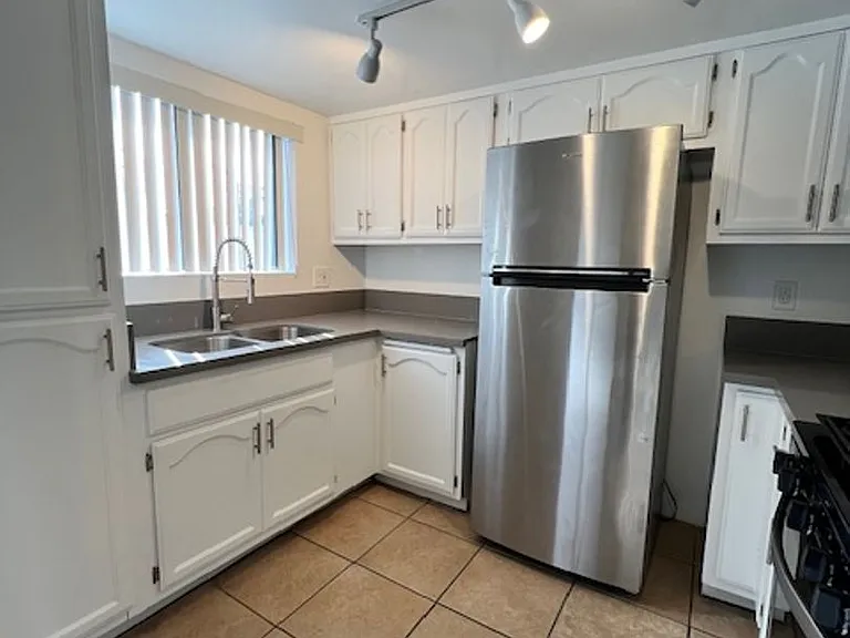 176 S Virgil Ave — Photo 4