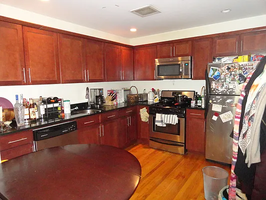 Rented by Halvatzis Realty | media 14