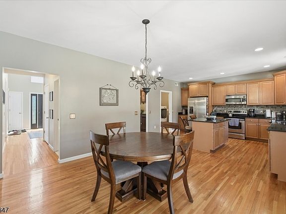 4th image of 379 Amity Rd
